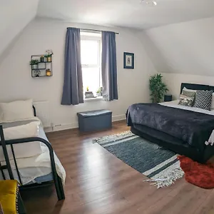 phenix-central-huge-3-bed-super-equipped-apartment.cardiffhotelswales.com/