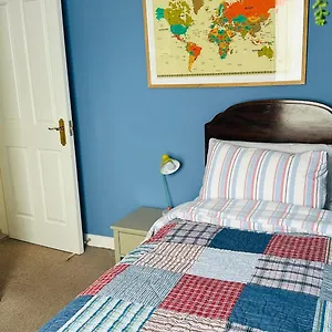 stylish-city-centre-house-3-bedroom-family-friendly.belfasthotelsireland.com/